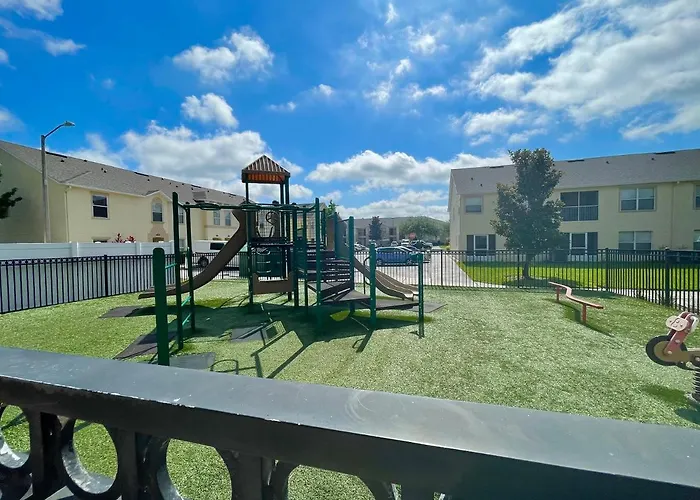 Cozy Oasis Near Disney! 4 Bedroom 3 Bath Townhouse!