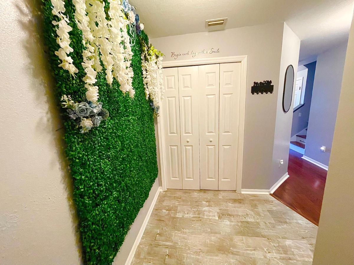 Cozy Oasis Near Disney! 4 Bedroom 3 Bath Townhouse! Holiday home Kissimmee