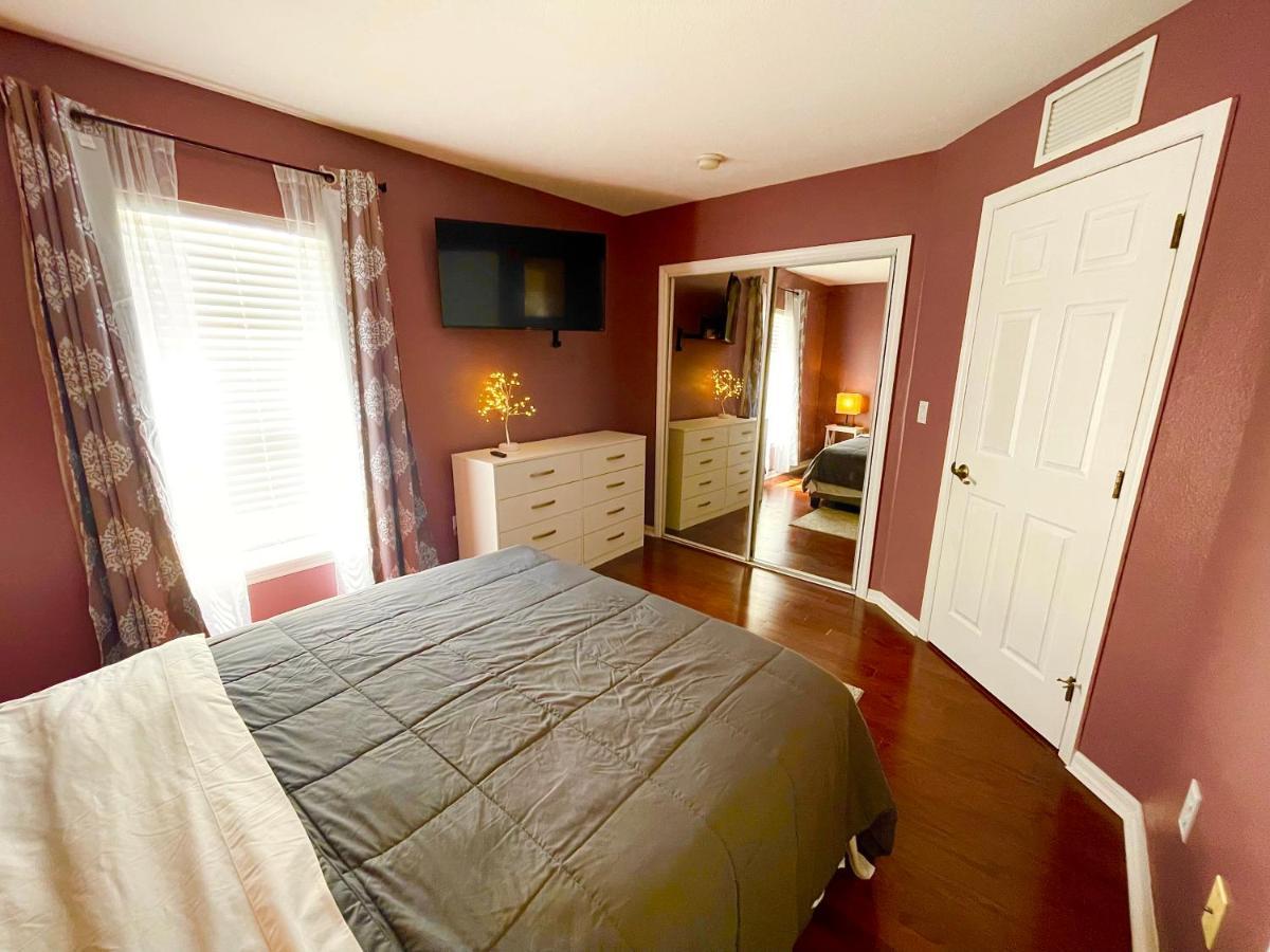 Cozy Oasis Near Disney! 4 Bedroom 3 Bath Townhouse! Holiday home