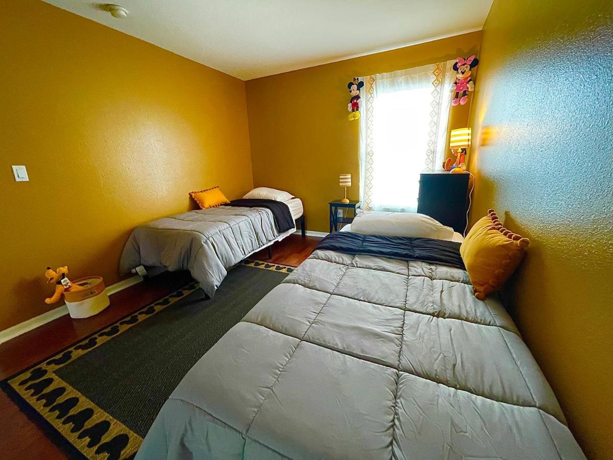Cozy Oasis Near Disney! 4 Bedroom 3 Bath Townhouse! Holiday home Kissimmee