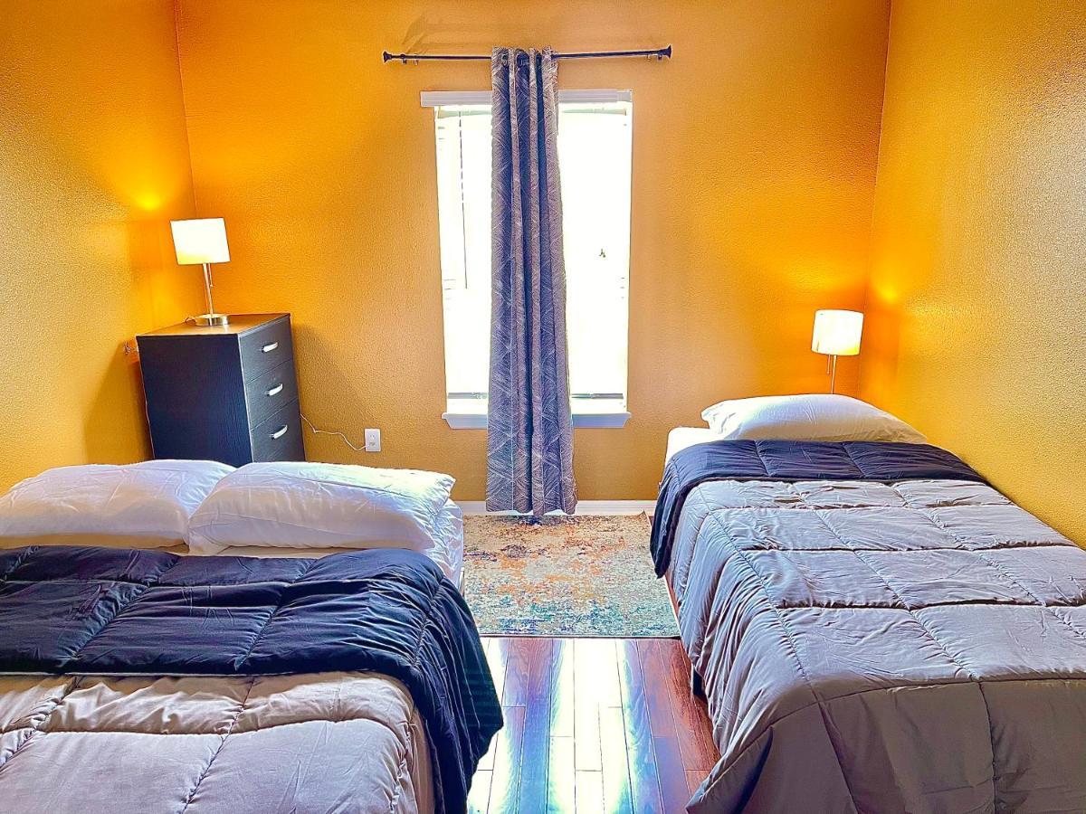 Holiday home Cozy Oasis Near Disney! 4 Bedroom 3 Bath Townhouse! Kissimmee