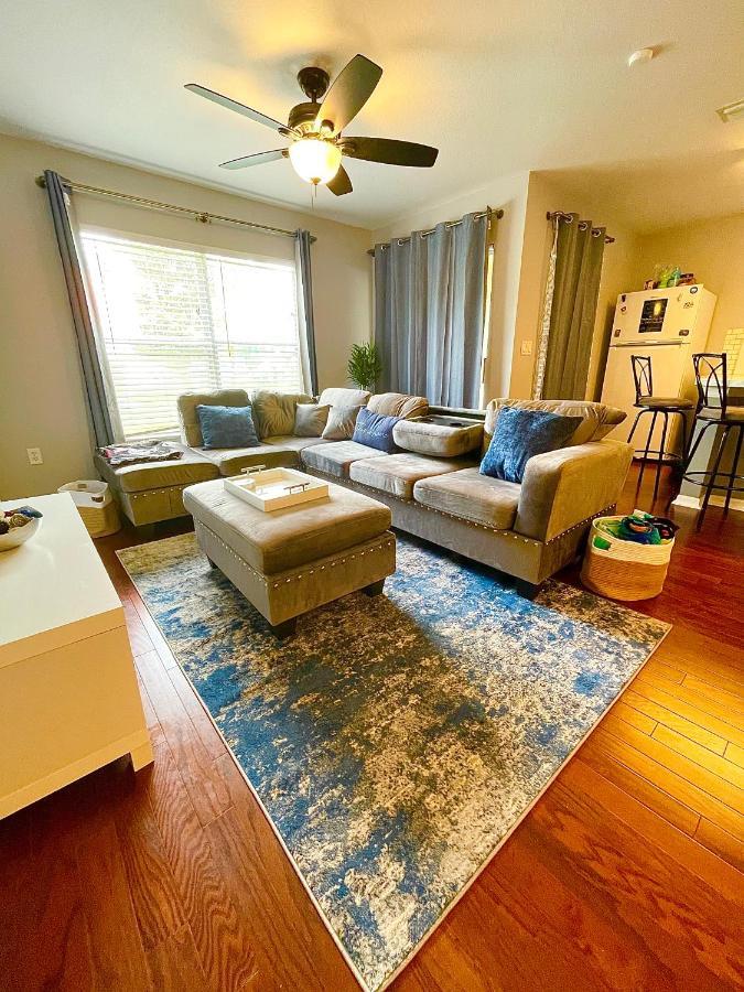 Cozy Oasis Near Disney! 4 Bedroom 3 Bath Townhouse! Holiday home Kissimmee