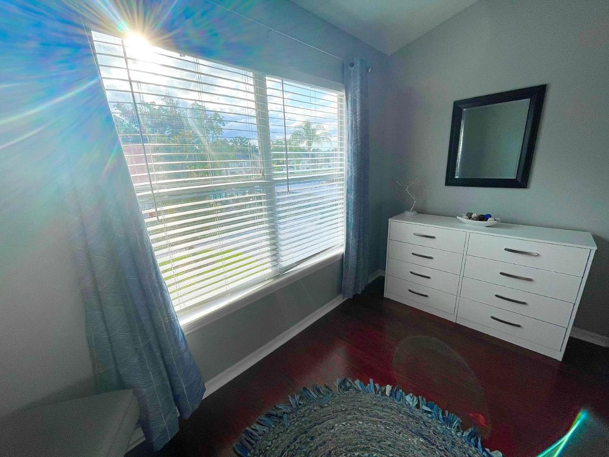 Cozy Oasis Near Disney! 4 Bedroom 3 Bath Townhouse! *