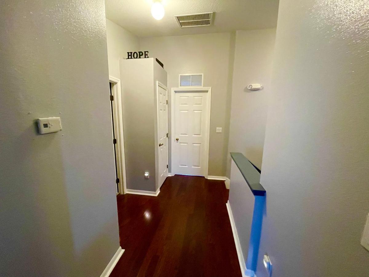 Cozy Oasis Near Disney! 4 Bedroom 3 Bath Townhouse! Holiday home Kissimmee