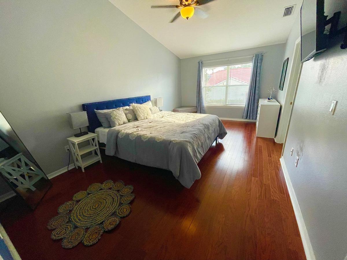 Cozy Oasis Near Disney! 4 Bedroom 3 Bath Townhouse! Holiday home